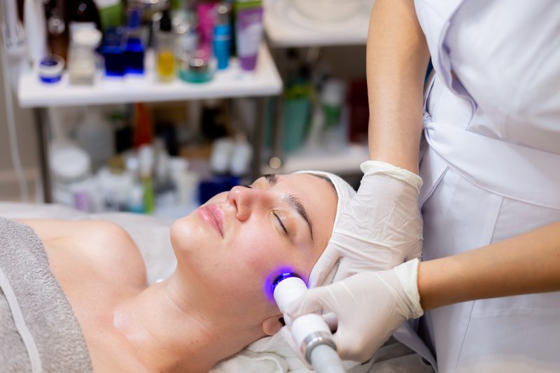 Paciente relajada durante un tratamiento facial con radiofrecuencia